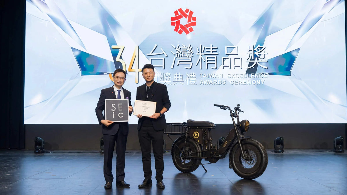 SEic receives the Taiwan Excellence Award on stage at the 34th Taiwan Excellence Awards ceremony, with the Golden Horse edition e-bike beside the podium