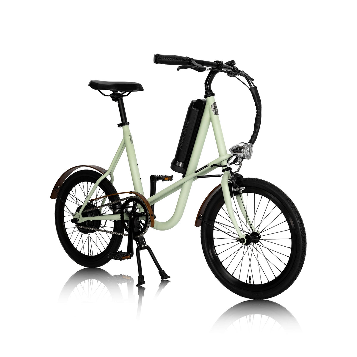 miniu Mountain Cat Grass green, front three-quarter view