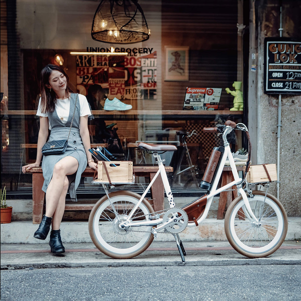 Riding a miniu e-bike in the city, photo 1