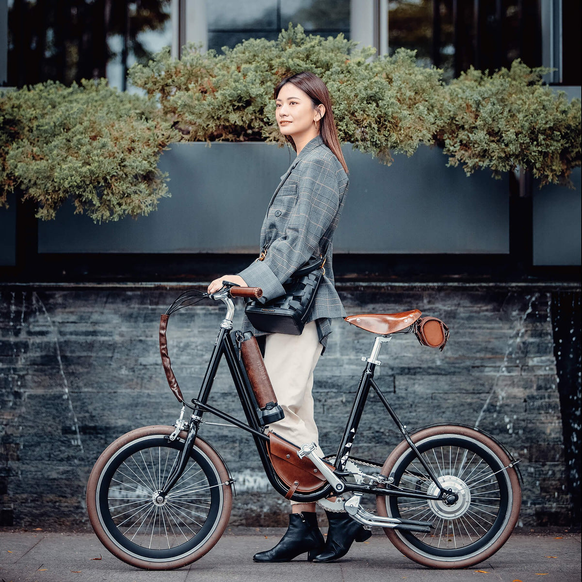 Riding a miniu e-bike in the city, photo 2