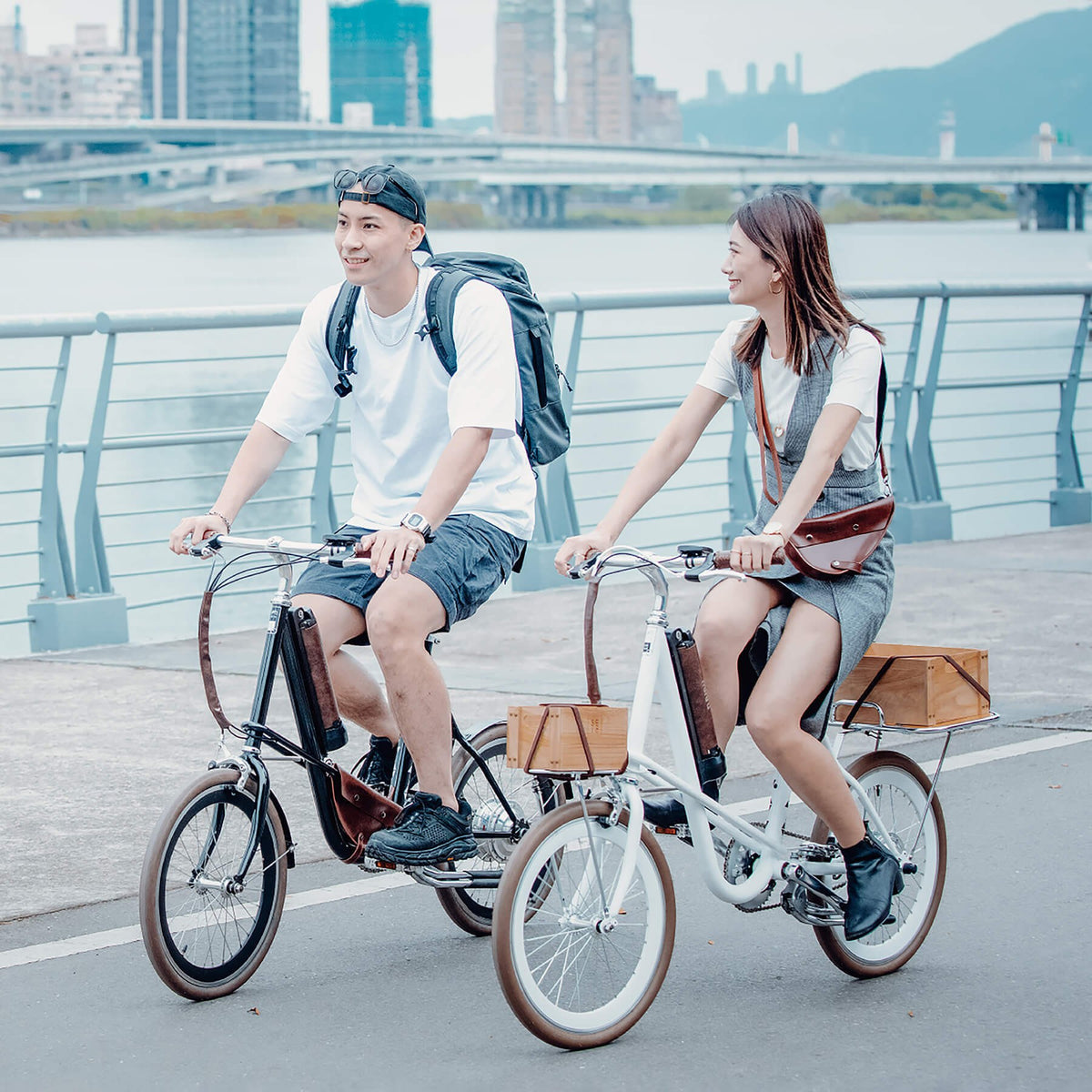 Riding a miniu e-bike in the city, photo 3