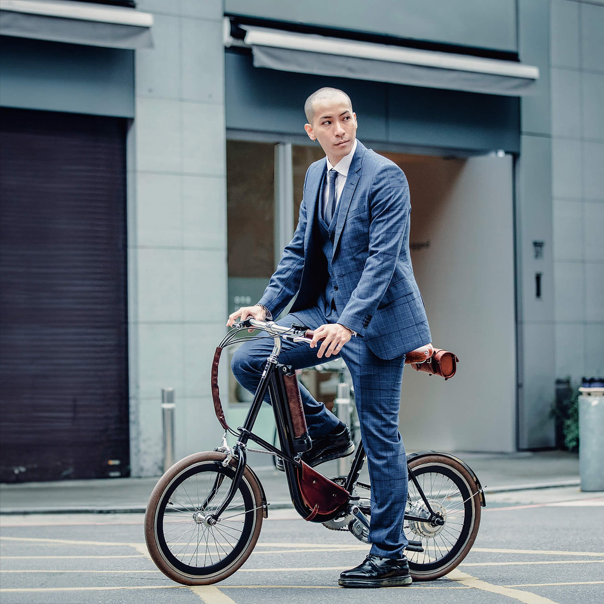 Riding a miniu e-bike in the city, photo 5