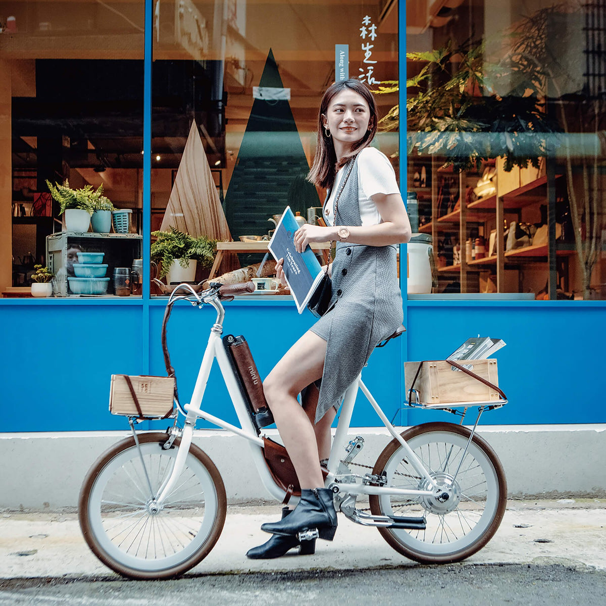 Riding a miniu e-bike in the city, photo 6